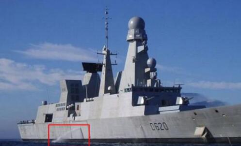 軍艦等大型船舶的側(cè)面不停地向外排水：水從哪里來？